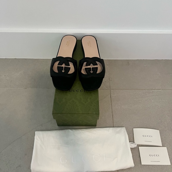 Gucci Women's Black Logo Slide Sandals - Picture 2 of 6